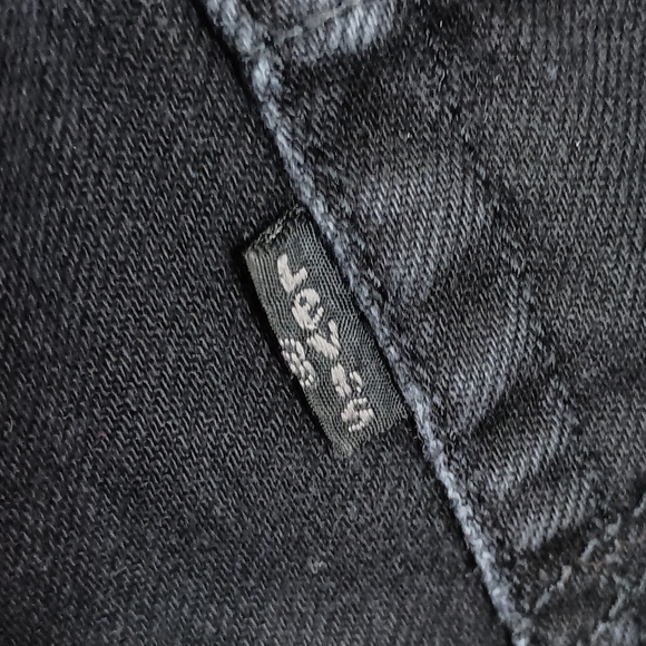 Levi's Raw Hem Midi Short in Black - Picture 6 of 9